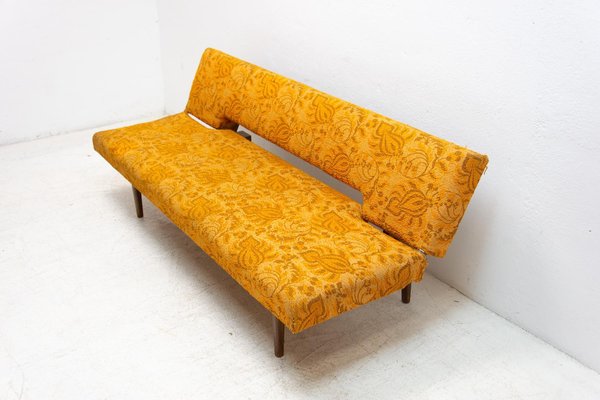Sofá cama plegable de madera y tela de mediados de siglo, Checoslovaquia  Años 60