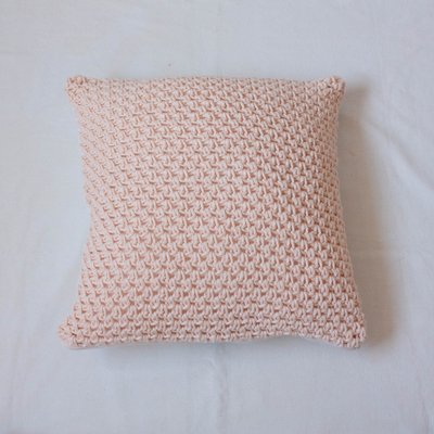Cuscino fatto a mano all'uncinetto color salmone di Com Raiz in