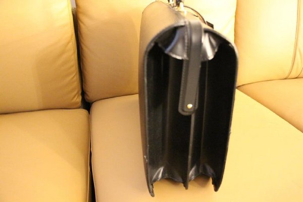 Pilot case leather travel bag Louis Vuitton Black in Leather - 32019726