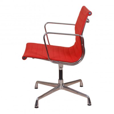 Momentum feit halfgeleider Red Hopsak Fabric EA-108 Chair by Charles Eames for Vitra for sale at Pamono
