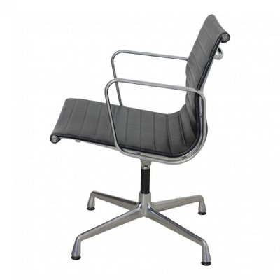 Schwarzer Leder & Matte Armlehnen Ea-208 Softpad Chair von Charles Eames  für Vitra, 1990er bei Pamono kaufen