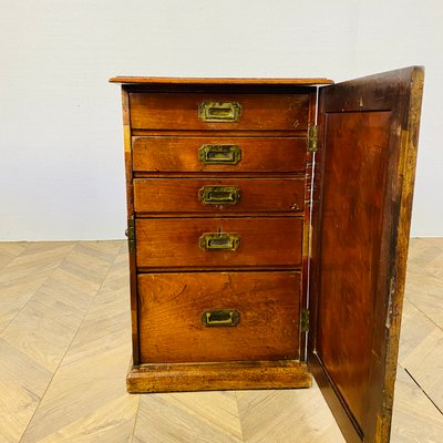 Mueble de colección antiguo de roble con cinco cajones y tiradores de  latón, principios del siglo XIX en venta en Pamono