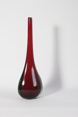 https://cdn20.pamono.com/p/g/1/4/1407955_2m4txyvbpr/drop-vase-in-red-and-green-murano-glass-1950s-2.jpg