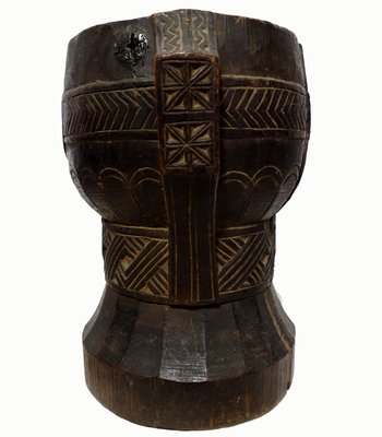 Ancien Mortier Et Pilon Rustique En Bois, à Côté D'un Piment Rouge Frais, Isolé Sur Un Fond Blanc Image460832473