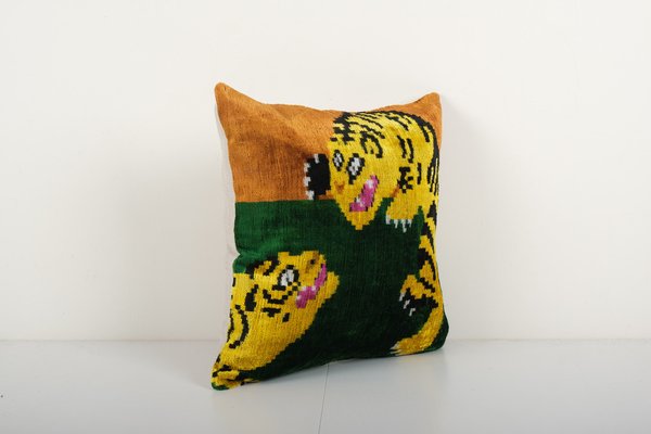 https://cdn20.pamono.com/p/g/1/4/1409451_czkd52p2ir/square-fighting-tiger-ikat-velvet-pillow-handwoven-silk-velvet-cushion-cover-animal-motif-designer-pillow-15-x-15-2010s-3.jpg