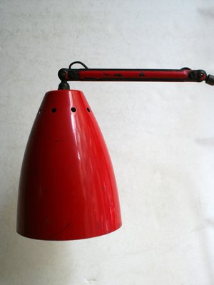 Lampe de bureau industrielle articulée FAMOUS rouge en métal