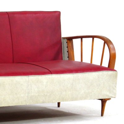 Sofá cama Mid-Century con reposabrazos de madera curvada y funda de cuero  sintético, años 50 en venta en Pamono