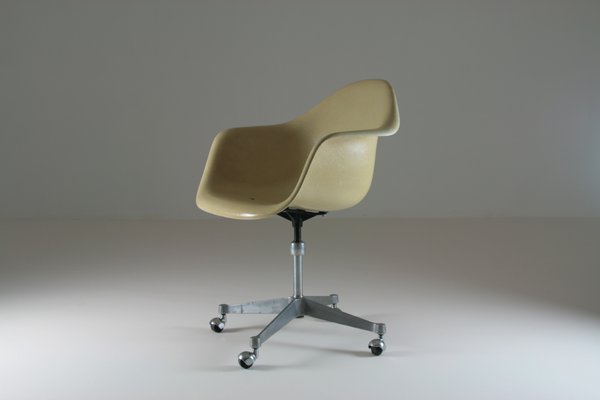 Fiberglass Shell Armchair attributed to Charles Ray Eames for Herman Miller 1960s for sale at Pamono