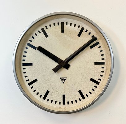 Orologio da parete grande industriale grigio di Pragotron anni 60 in vendita su Pamono