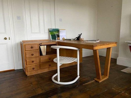 https://cdn20.pamono.com/p/g/1/4/1424009_o014ckhe2j/art-deco-executive-l-desk-in-blond-oak-from-guillerme-et-chambron-france-1960s-2.jpg