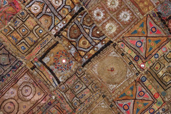 Tapisserie indienne brodée : tenture murale vintage en patchwork avec zari et perles - France