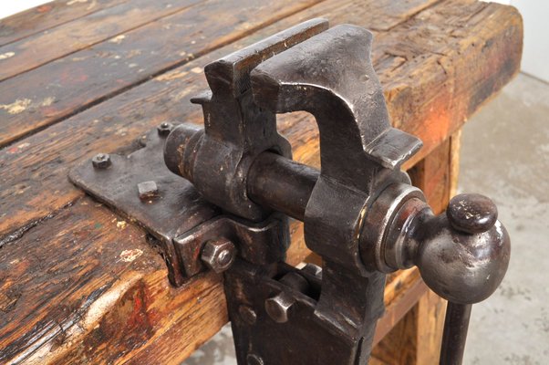 de trabajo antigua con tornillo banco de metal, década de 1900 en venta en Pamono