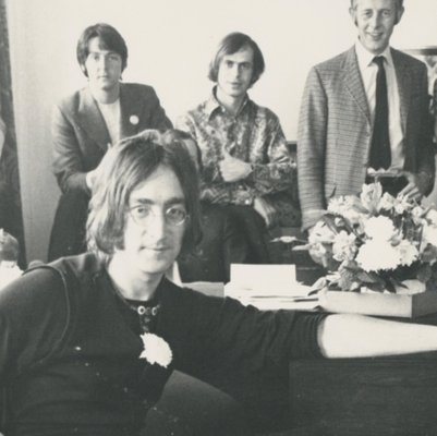 Fotografía en blanco y negro de Henry Grossman, The Beatles in Office, años  70 en venta en Pamono