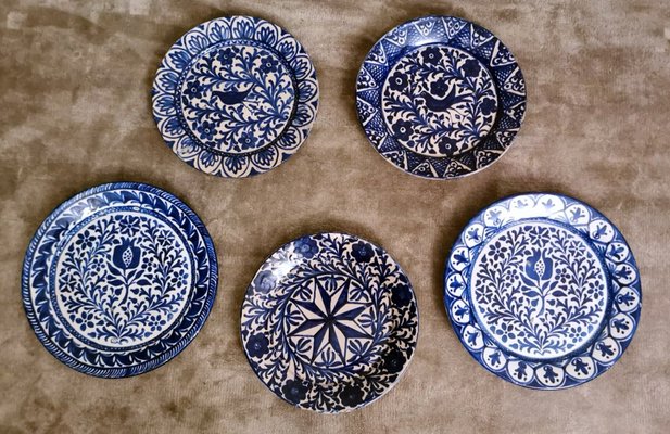 Italienische Keramik Teller mit kobaltblauen Verzierungen, Deruta, 1950er, 5er Set bei Pamono kaufen