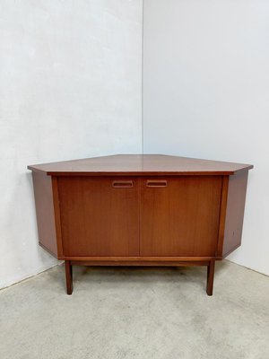 https://cdn20.pamono.com/p/g/1/4/1436570_vxck26ngtn/meuble-d-angle-vintage-danemark-1960s-1.jpg
