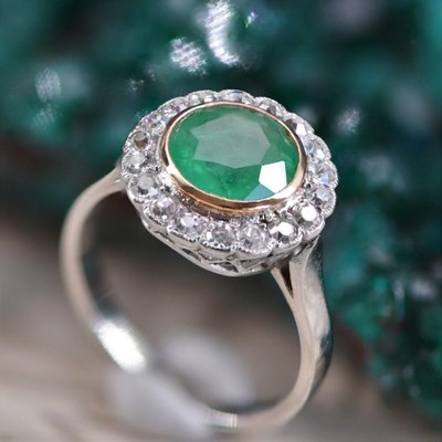 Bague solitaire de type auréole en or jaune avec émeraude ronde et petits diamants