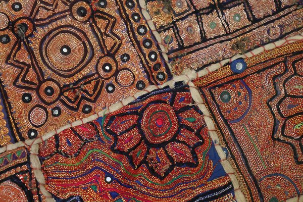 Grande Tapisserie Murale Ethnique Brodée - Or 25x50 Pouces - Artisanat Inde Vintage