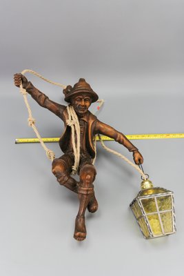 Große deutsche Hängelampe mit geschnitzter Kletterfigur und Laterne, 1930er bei Pamono kaufen