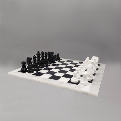 embargo Ensangrentado solitario Juego de ajedrez en blanco y negro hecho a mano en alabastro Volterra,  Italia, años 70. Juego de 33 en venta en Pamono