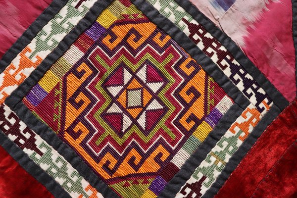 https://cdn20.pamono.com/p/g/1/4/1447865_3uk5x39b9d/vintage-embroidered-uzbek-wall-hung-patchwork-tapestry-1920s-8.jpg