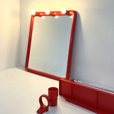 Set da bagno rosso con specchio con luci di Carrara & Matta, anni '70, set  di 3 in vendita su Pamono