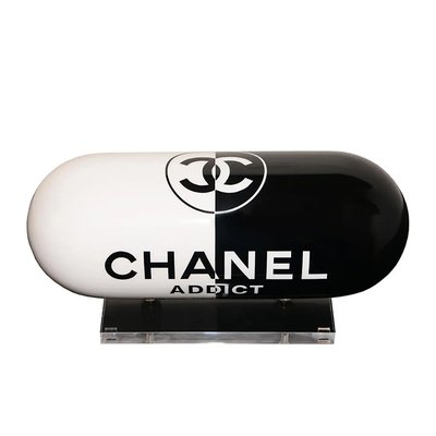 Sculpture Pill Chanel Addict Noire et Blanche par Eric Salin