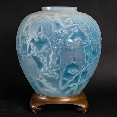 工芸品 VINTAGE LALIQUE Opalescent Parakeets Vase by René Lalique, 1919 for sale at