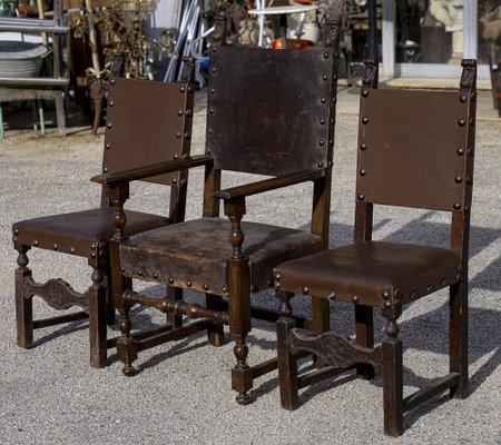 Sedie alte vintage in legno intagliato e pelle marrone, anni '30, set di 3  in vendita su Pamono