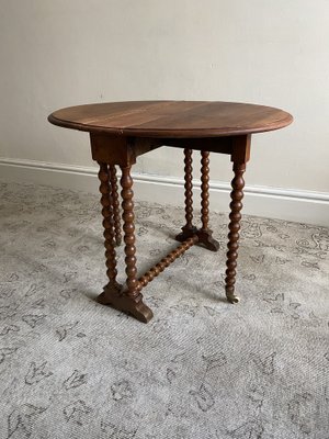 https://cdn20.pamono.com/p/g/1/4/1469281_wc8ifaljs2/table-d-appoint-pliante-avec-pieds-en-porte-angleterre-1890s-1.jpg