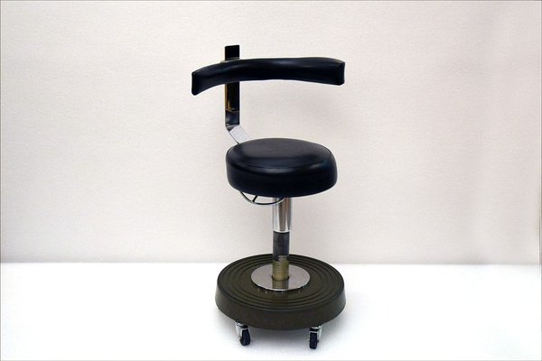 Sgabello da dentista con rotelle Girolet Francia anni '60 in vendita su  Pamono
