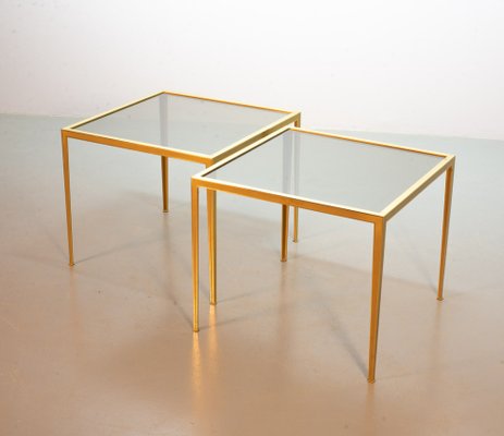 Deutsche Beistelltische aus Messing mit Rauchglasplatte von Vereinigte Werkstätten, 1970er, 2er Set bei Pamono kaufen