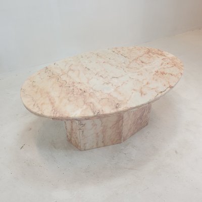 Italienischer Ovaler Marmor Couchtisch, 1970er bei Pamono kaufen