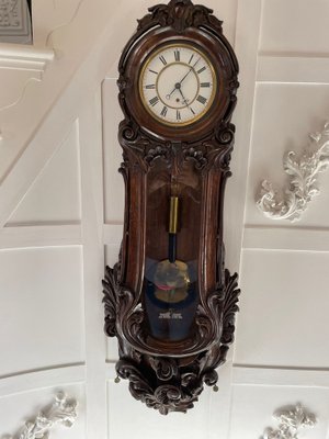 Reloj de pared vienés victoriano de roble tallado, década de 1860