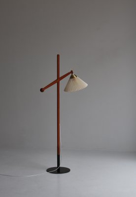 Indígena Elucidación delincuencia Pitch Pine & Brass Model 325 Floor Lamp attributed to Vilhelm Wohlert from  Le Klint, 1960s for sale at Pamono