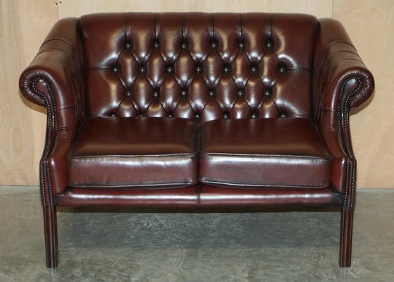 Divani Chesterfield capitonné in pelle marrone bordeaux di Harrods