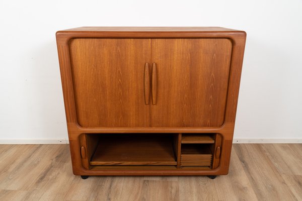 Rolling 2024 tv rack