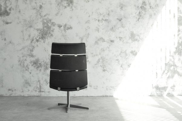 Skipper Swivel Chair in Black