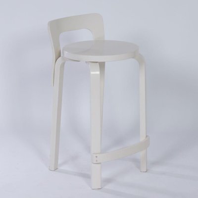 Sgabello alto k65 bianco di Alvar Aalto per Artek, anni '70