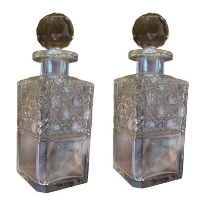Bottiglie e tappi in vetro intagliato, XX secolo, metallo e ottone, set di  3 in vendita su Pamono