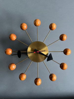 https://cdn20.pamono.com/p/g/1/4/1487809_2sg2fkyk7a/ball-clock-in-brass-and-wood-by-george-nelson-1955-14.jpg