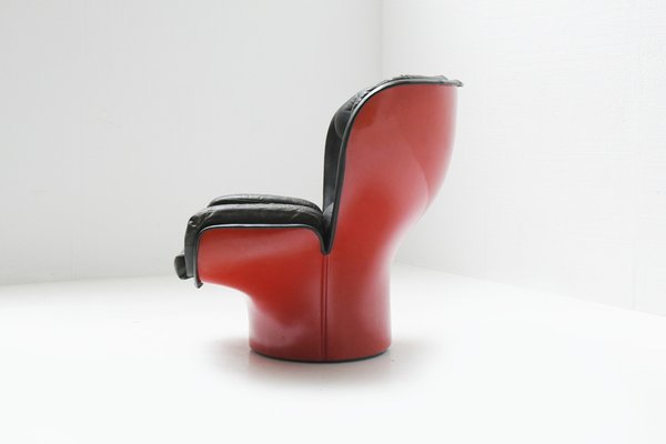 Photo 6 - Elle présente un intérieur avec des sièges en cuir rouge