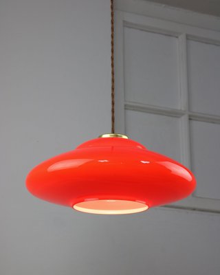 Mid-Century Untertasse Lampe aus Rotem Glas und Messing bei Pamono kaufen