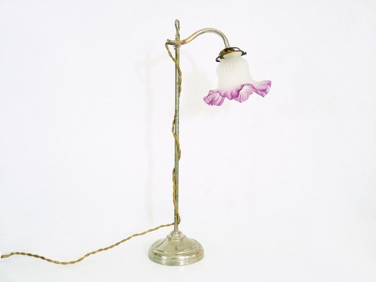 Lampada da scrivania Art Déco con vetrino in metallo cromato e tulipano in  vetro rosa, anni '30 in vendita su Pamono
