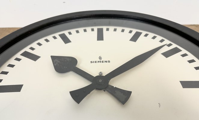 Noord leer tot nu Black Industrial Factory Wall Clock from Siemens, 1950s for sale at Pamono