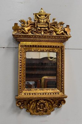 Specchio piccolo in legno dorato, XIX secolo, con decorazioni di animali  alati in vendita su Pamono