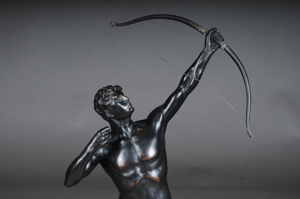 Atleta del XX con escultura de arco en bronce sobre base de mármol en venta en