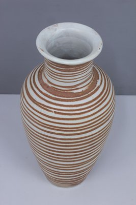 Skandinavische Moderne Weiße Bodenvase aus Terrakotta von Anna-Lisa Thomson für Upsala Ekeby, 1940er bei Pamono kaufen