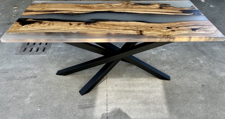 Tavolo Seta in resina epossidica di Andrea Toffanin per Hood Back Forth  Design