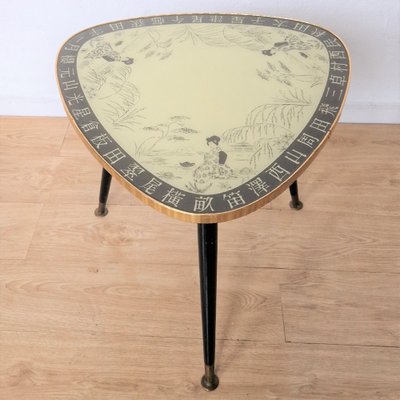 Tavolo triangolare in vetro con motivi orientali, anni '50 in - Main Image