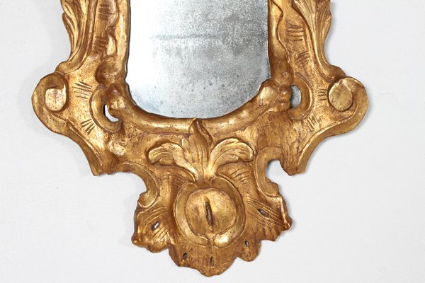 Espejo pequeño de madera con pátina dorada estilo rococó